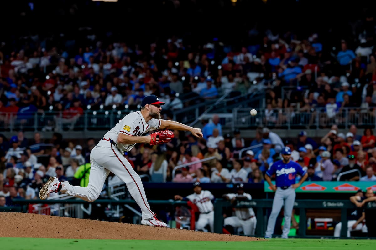 El lanzador de los Bravos de Atlanta, Chris Sale, realiza un lanzamiento hacia un bateador de los Dodgers de Los Ángeles durante la quinta entrada. //Foto, AP: Erik S. Lesser