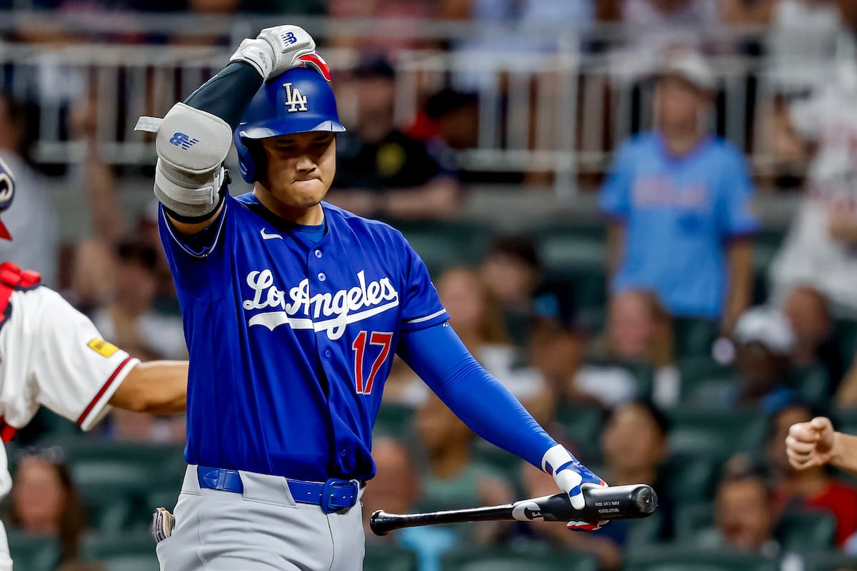 El bateador designado de los Dodgers de Los Ángeles, Shohei Ohtani, reacciona tras poncharse ante los Bravos de Atlanta durante la quinta entrada. //Foto, AP: Erik S. Lesser