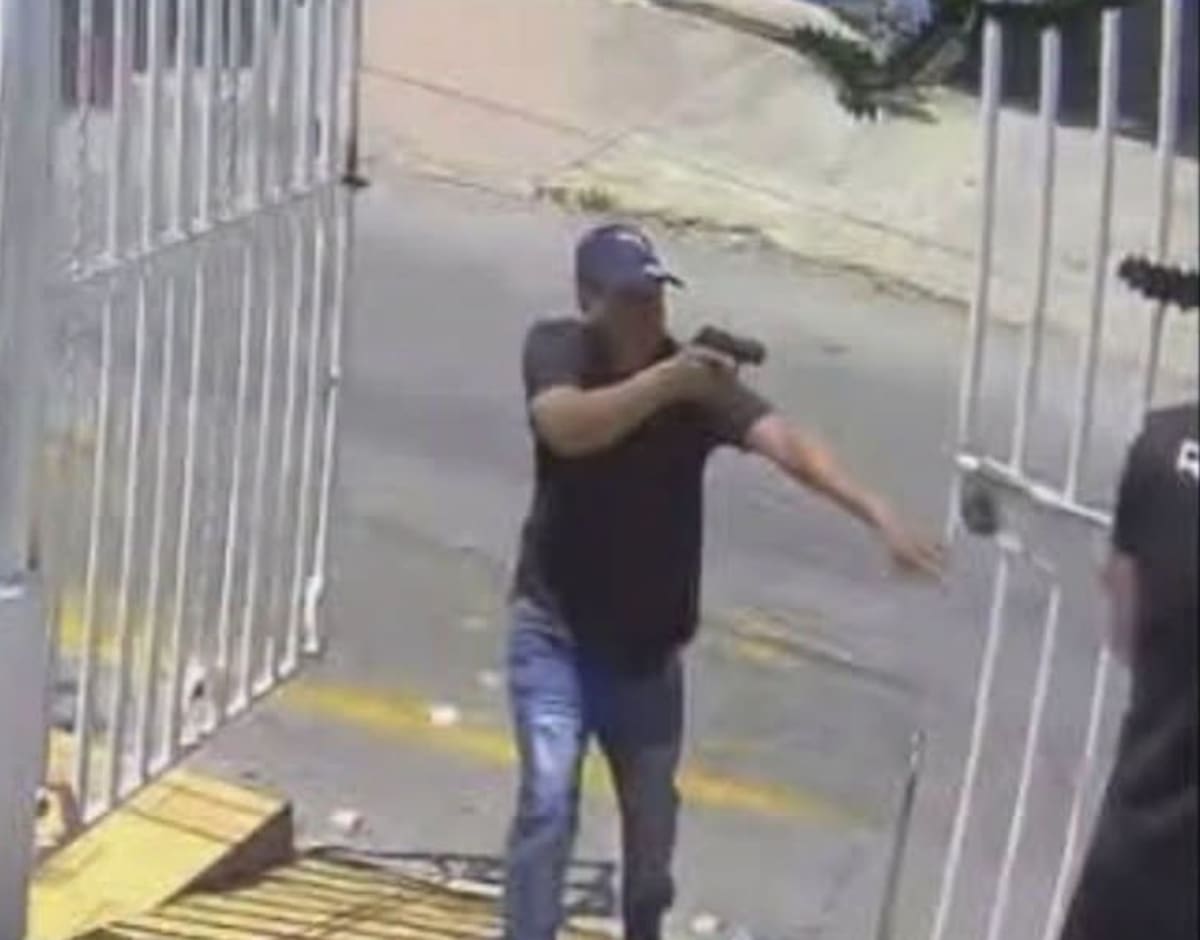 Esta es una captura de pantalla donde se aprecia que Brayan David Camacho Osorio, amenaza con un arma de fuego a un ciudadano en el barrio Montes de Barranquilla.//Captura de pantalla.