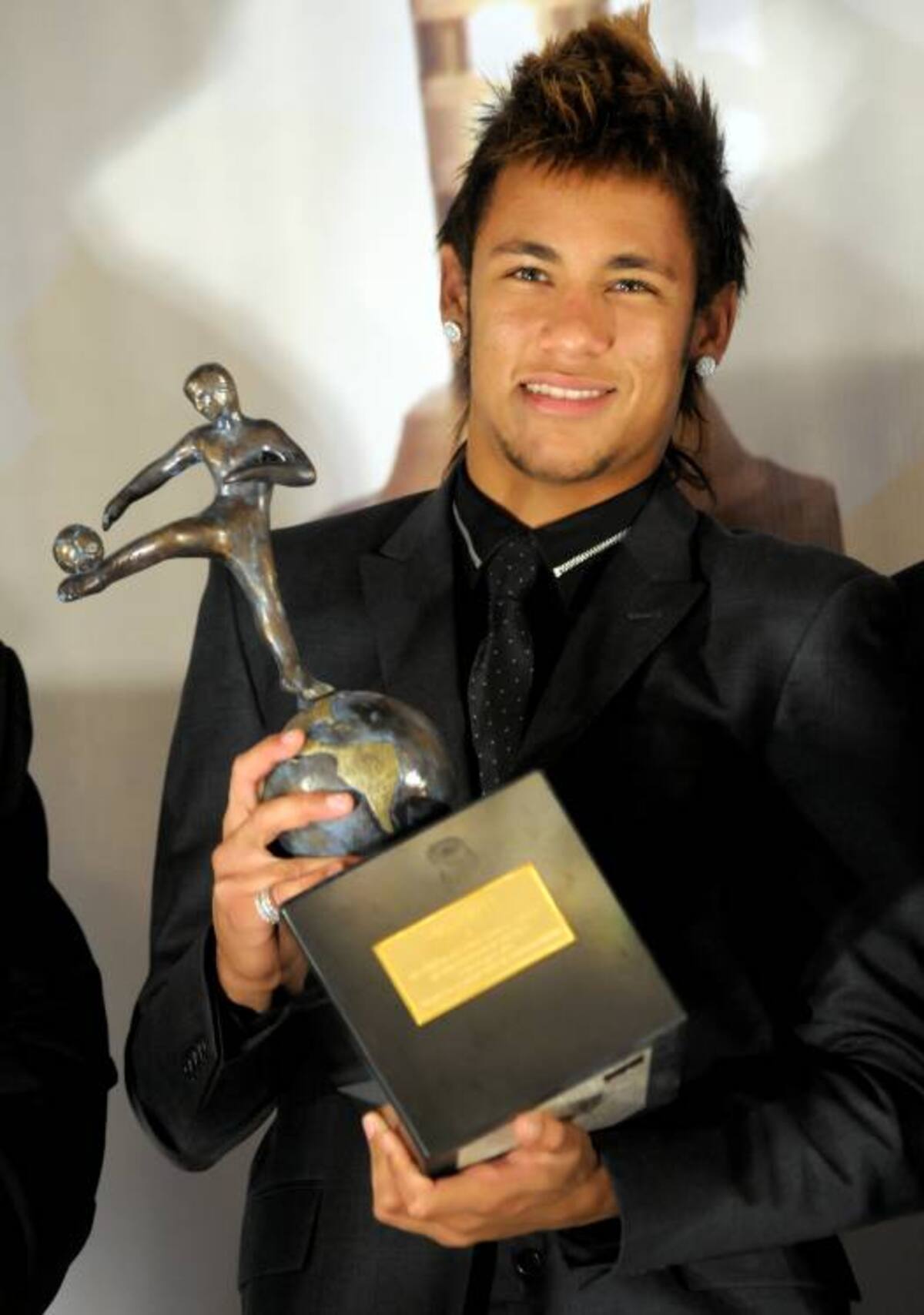 Neymar cuando recibía el premio en Montevideo. AP MATILDE CAMPODONICO