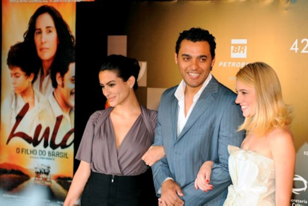 El actor brasileño Rui Ricardo Dias (C) aparece con las actrices Cleo Pires (I) Y Juliana Baroni durante la apertura de la película.