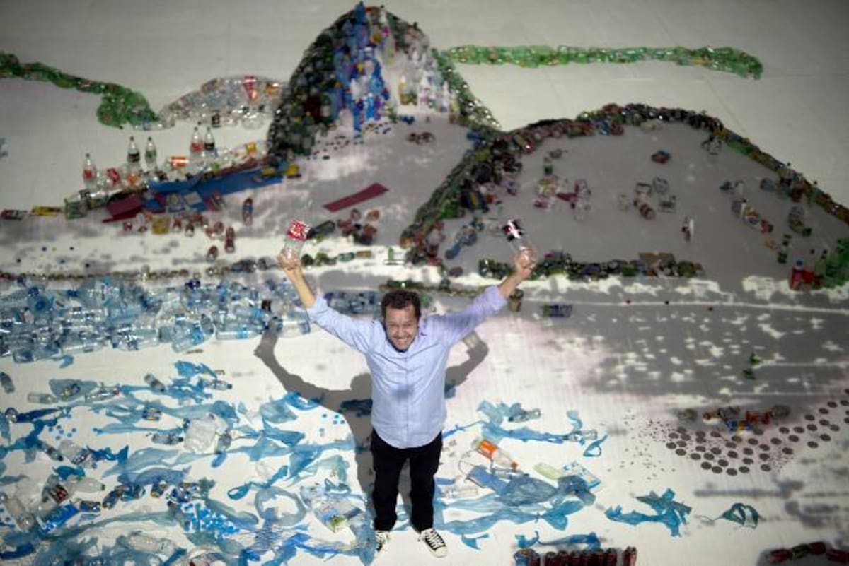 La bahía de Río de Janeiro reconstruida a partir de miles de pedazos de basura es la última instalación del conocido artista plástico brasileño Vik Muniz. AFP CHRISTOPHE SIMON