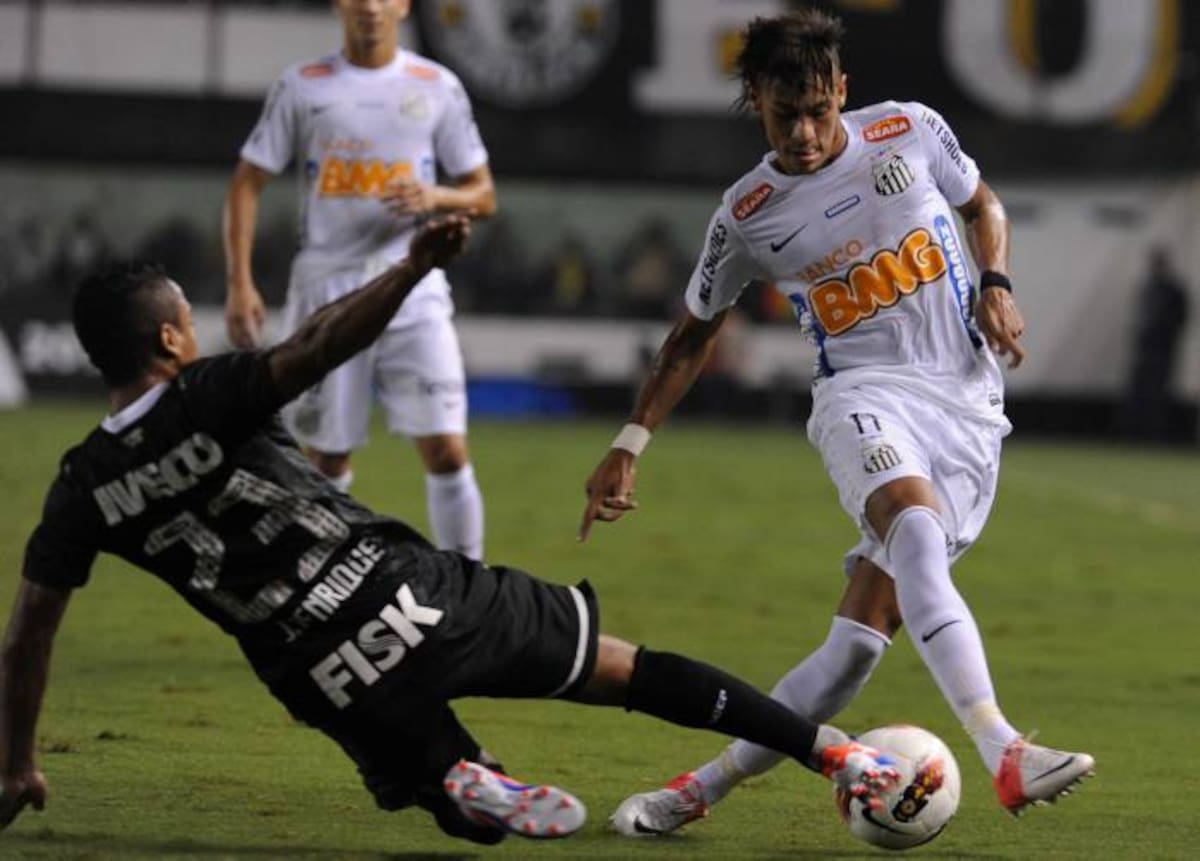Pese a la desventaja, Santos busca revalidar su título y sumar la cuarta copa de su historia. AFP VANDERLEI ALMEIDA