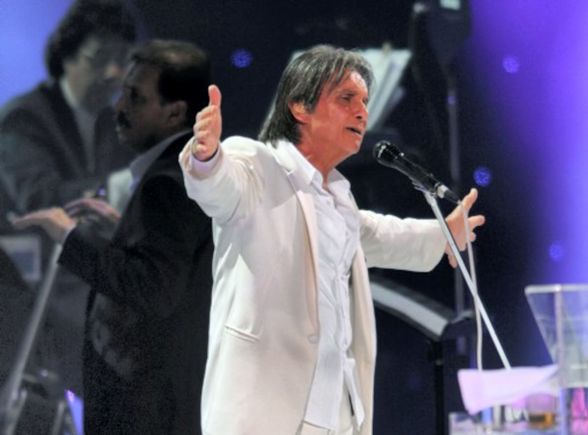 El cantante brasilero Roberto Carlos deslumbró con una impecable presentación en la inauguración del Festival. Jorge Sanchez - AP