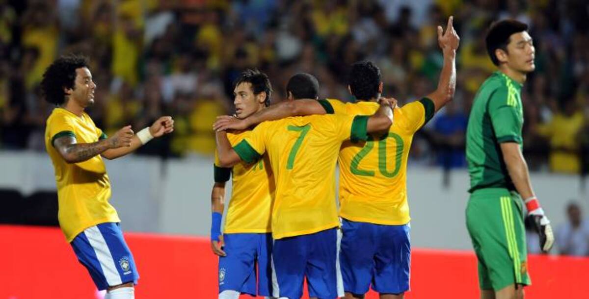 Neymar celebra con sus compañeros la tripleta, en el triunfo de Brasil 8-0 sobre China. AFP
