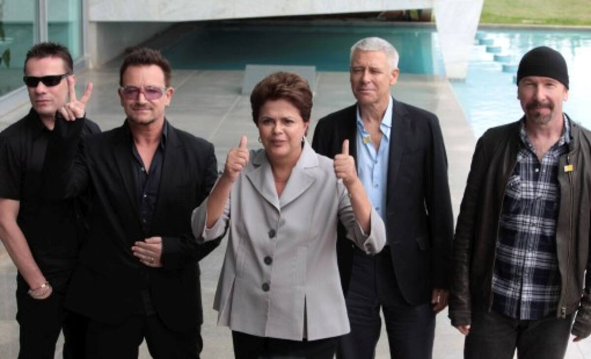 Dilma Rousseff, presidenta de Brasil, y los integrantes de la banda U2. AP ERALDO PERES