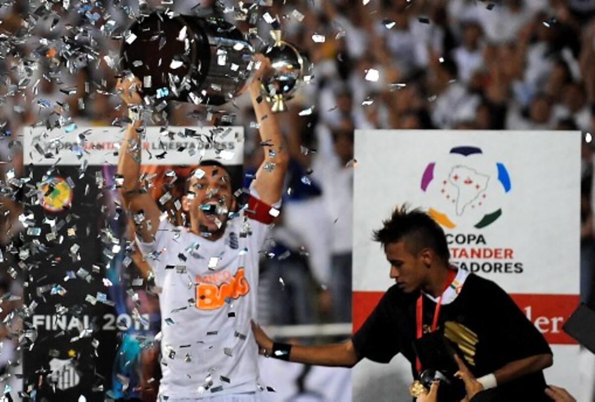 l capitán de Santos Edu Dracena festeja con Neymar y los otros jugadores el título de la Copa Libertadores tras ganar de local sobre el Peñaol. AFP