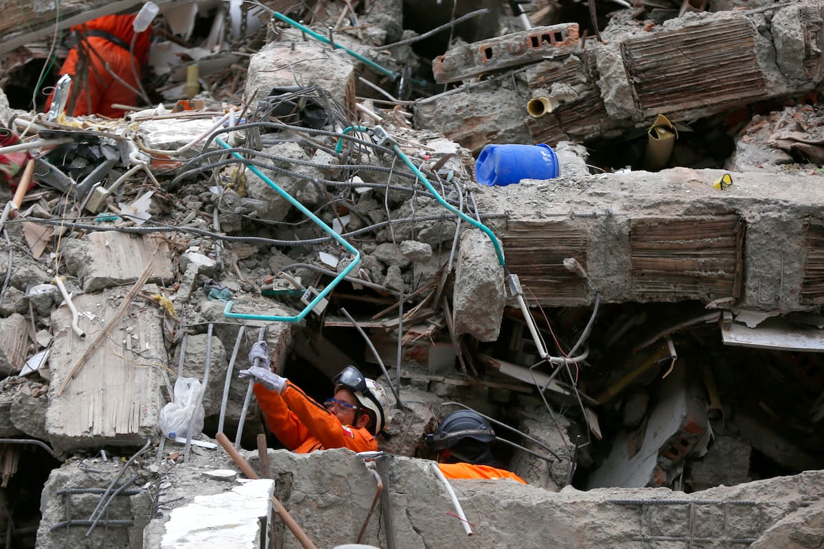 Integrantes de la brigada mexicana de socorristas Los Topos participan en una jornada de búsqueda y rescate entre unos escombros causados por el terremoto de magnitud 7,4 que sacudió el lunes el país. EFE/ Ernesto Guzmán.