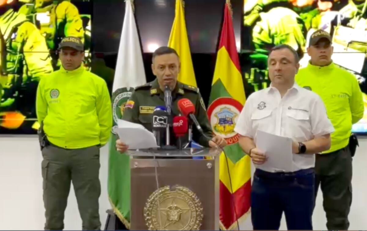 Brigadier general Herbert Benavidez, comandante de la Policía Metropolitana de Barranquilla, dando. conocer sobre re el golpe dado a la estructura criminal liderada desde una cárcel por alias 'Bindi'.//Cortesía.