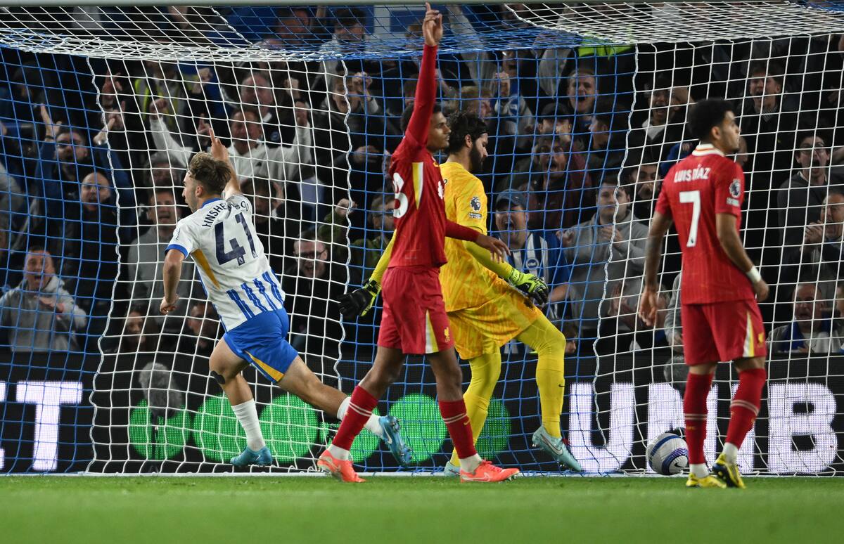 Jack Hinshelwood (izq.) del Brighton and Hove Albion celebra el gol del 3-2 durante el partido de la Premier League inglesa entre el Brighton & Hove Albion y el Liverpool FC. //EFE