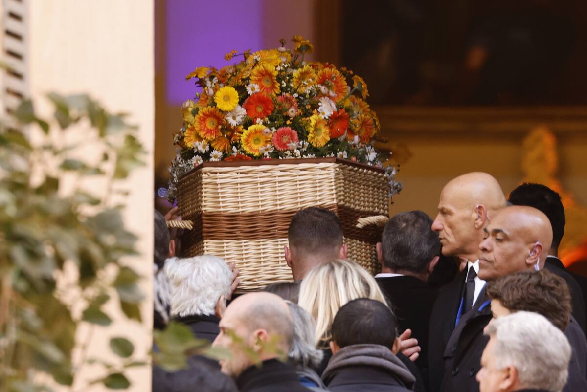 Los portadores del féretro llevan el ataúd de la ex actriz francesa Brigitte Bardot antes de su funeral en Saint-Tropez, Francia. //Foto: EFE.