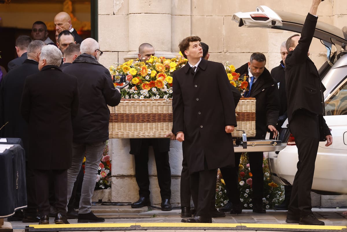 Los portadores del féretro llevan el ataúd de la ex actriz francesa Brigitte Bardot antes de su funeral en Saint-Tropez, Francia. //Foto: EFE.
