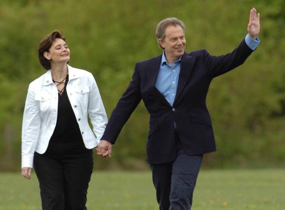 El exprimer ministro británico Tony Blair y su esposa Cherie Blair. AFP PAUL BARKER