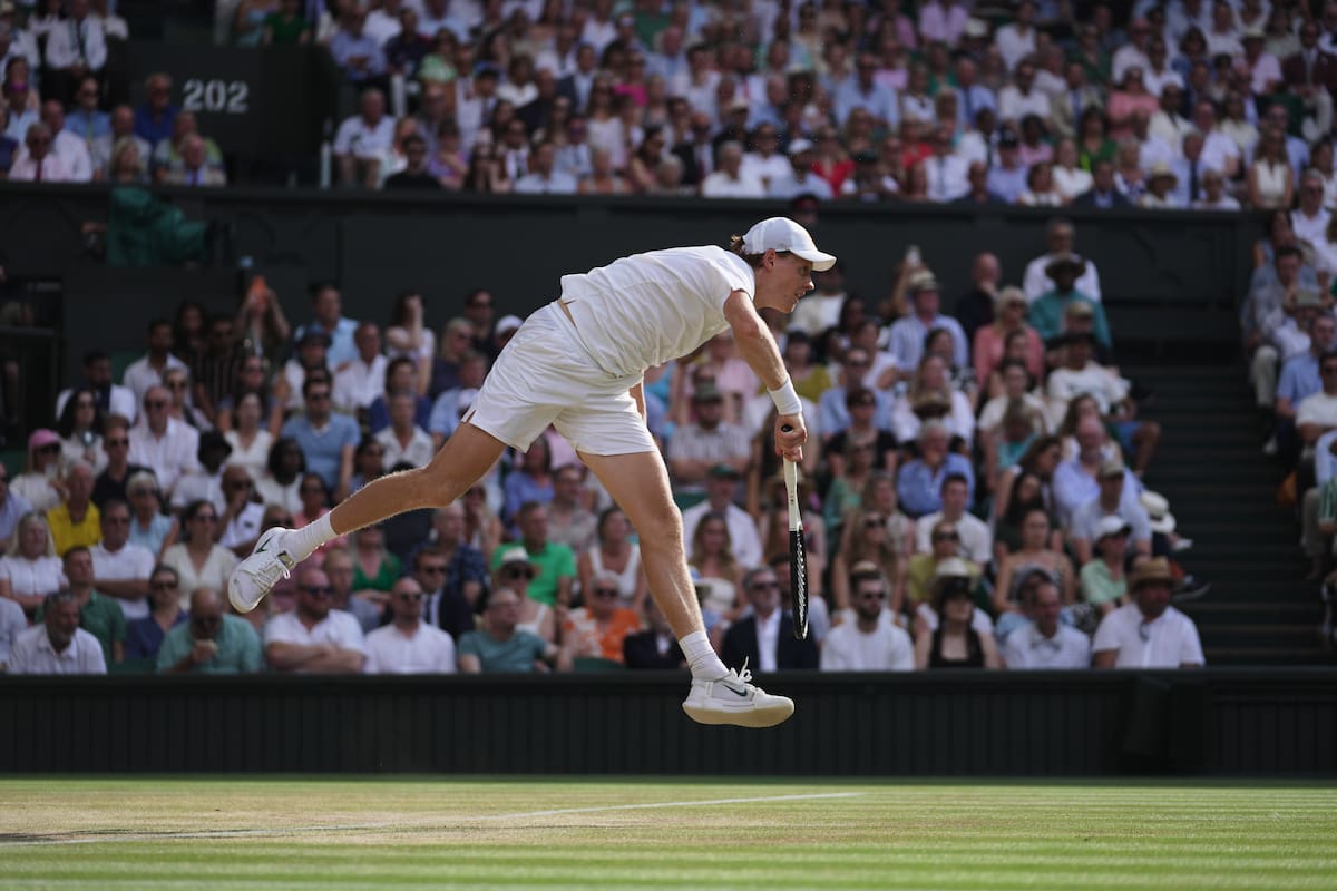 Jannik Sinner aplastó a Novak Djokovic y está en la final de Wimbledon