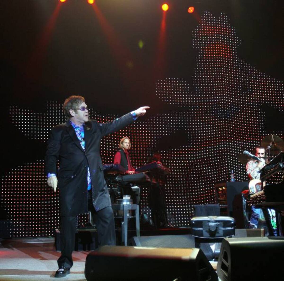 Elton John empezó su gira mundial 2012 con un recital en el Auditorio Nacional de la Ciudad de México.