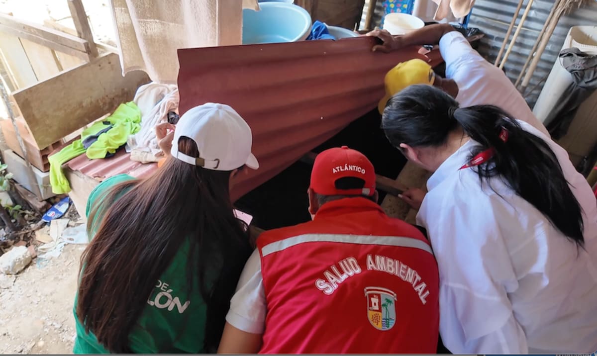 La Secretaría de Salud departamental del Atlántico acompaña las intervenciones casa a casa, para evitar la propagación del dengue//Cortesía Gobernación del Atlántico.