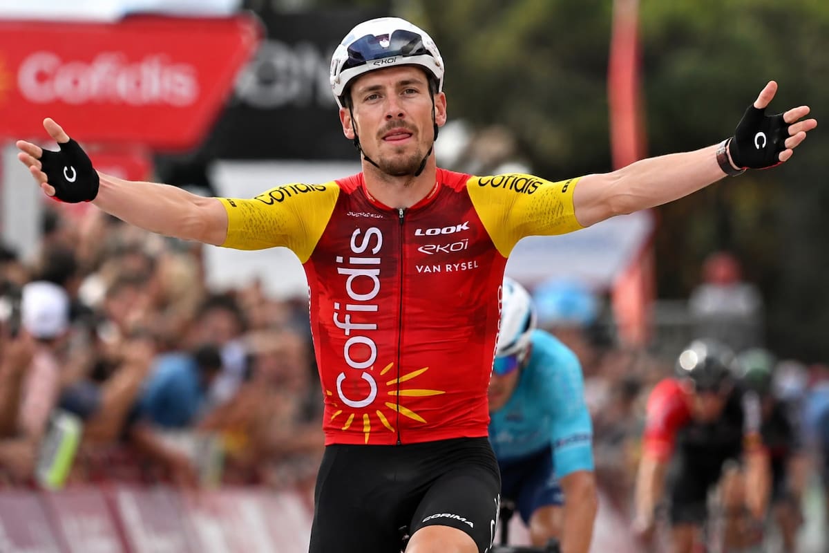 Bryan Coquard gana en Xeraco y Enric Mas toma el liderato tras el abandono de Pogačar