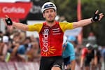 Bryan Coquard gana en Xeraco y Enric Mas toma el liderato tras el abandono de Pogačar