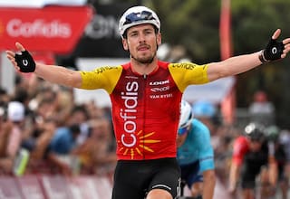 Bryan Coquard gana en Xeraco y Enric Mas toma el liderato tras el abandono de Pogačar