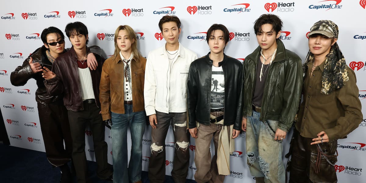 La banda surcoreana BTS posa en la alfombra roja del iHeartRadio Music Festival este viernes, previo a su presentación en Las Vegas (EE.UU.). // EFE/ Devon Guzzie
