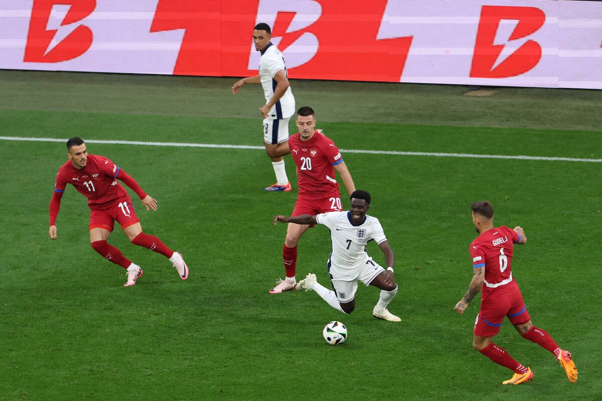 Sergej Milinkovic Savic (C-L) de Serbia en acción contra Bukayo Saka (C-R) de Inglaterra durante el partido del grupo C de la UEFA EURO 2024 entre Serbia e Inglaterra en Gelsenkirchen, Alemania, el 16 de junio de 2024. //EFE