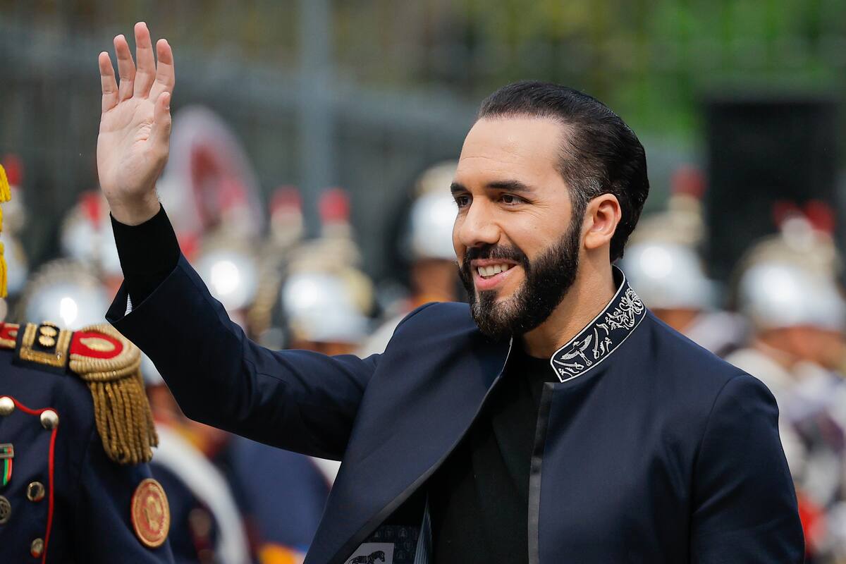 El presidente de El Salvador, Nayib Bukele asiste a un acto de ofrenda floral en el monumento del Libertador General José de San Martín este lunes, en Buenos Aires (Argentina). EFE/ Juan Ignacio Roncoroni