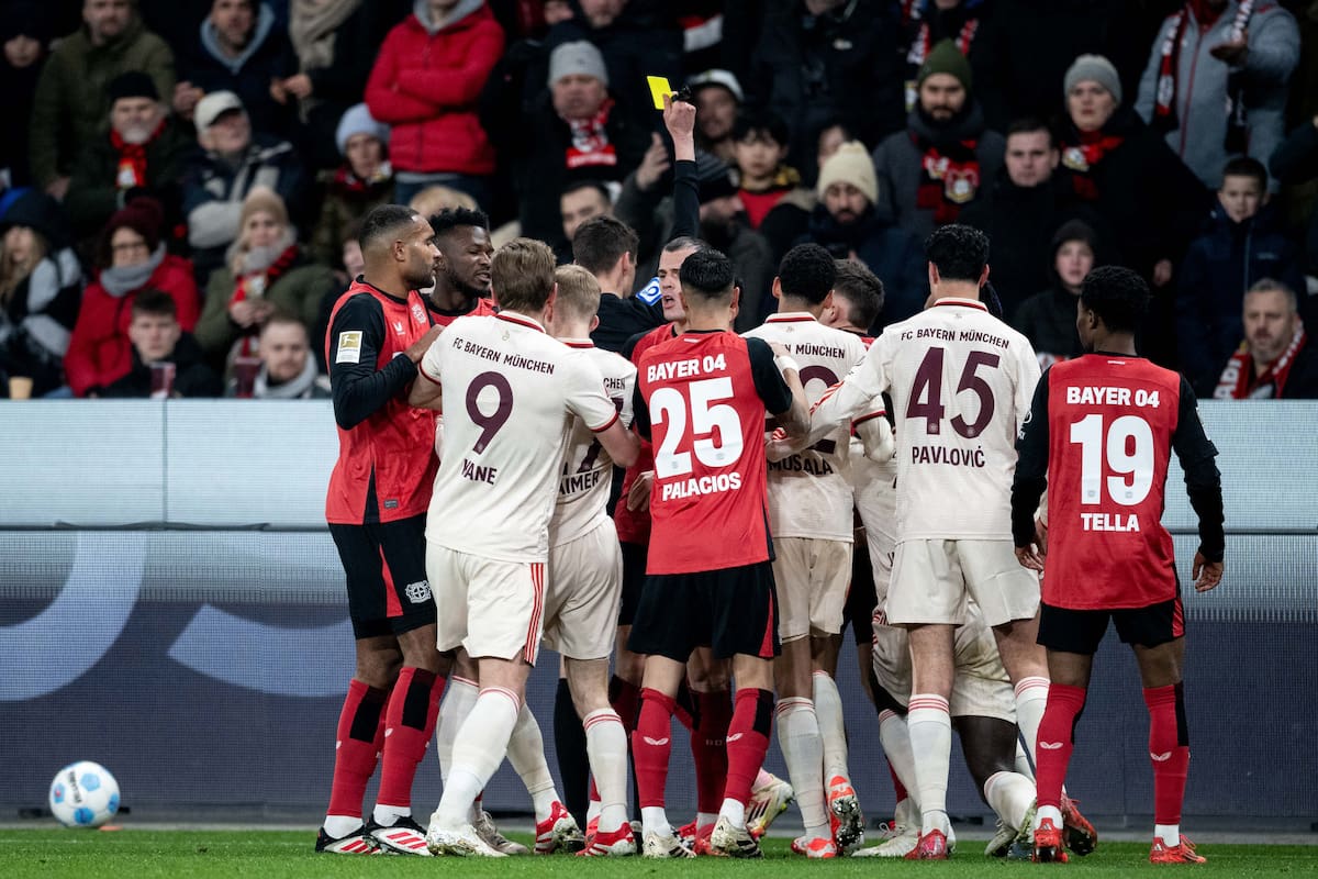 LEVERKUSEN (Germany), 15/02/2025.- Referee Daniel Siebert shows a yellow card during the German Bundesliga soccer match between Bayer 04 Leverkusen and Bayern Munich in Leverkusen, Germany, 15 February 2025. (Alemania) EFE/EPA/FABIAN STRAUCH CONDITIONS - ATTENTION: The DFL regulations prohibit any use of photographs as image sequences and/or quasi-video.