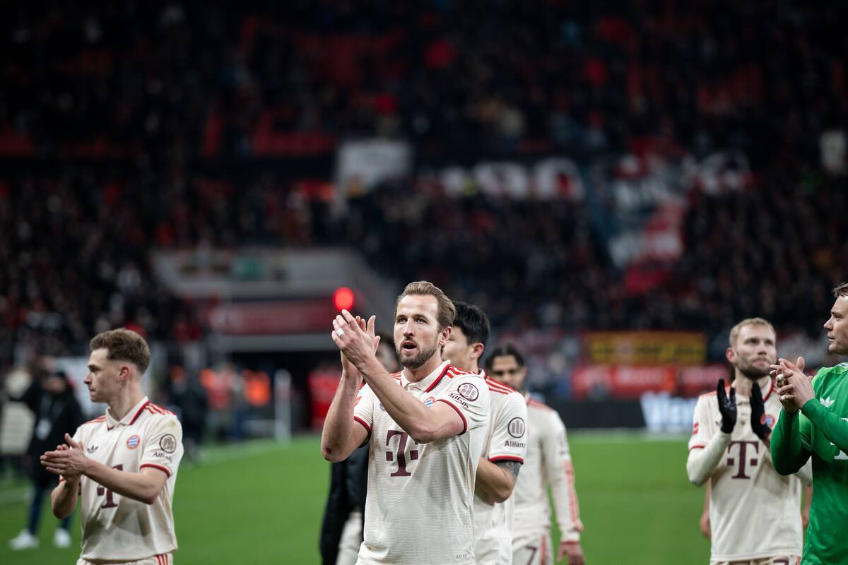 LEVERKUSEN (Germany), 15/02/2025.- Harry Kane of Bayern and teammates greet supporters after the German Bundesliga soccer match between Bayer 04 Leverkusen and Bayern Munich in Leverkusen, Germany, 15 February 2025. (Alemania) EFE/EPA/FABIAN STRAUCH CONDITIONS - ATTENTION: The DFL regulations prohibit any use of photographs as image sequences and/or quasi-video.