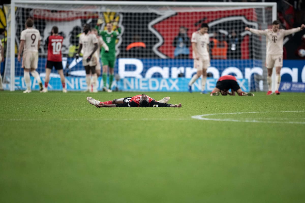 LEVERKUSEN (Germany), 15/02/2025.- Edmond Tapsoba of Bayer Leverkusen lies on the pitch after a missed chance during the German Bundesliga soccer match between Bayer 04 Leverkusen and Bayern Munich in Leverkusen, Germany, 15 February 2025. (Alemania) EFE/EPA/FABIAN STRAUCH CONDITIONS - ATTENTION: The DFL regulations prohibit any use of photographs as image sequences and/or quasi-video.