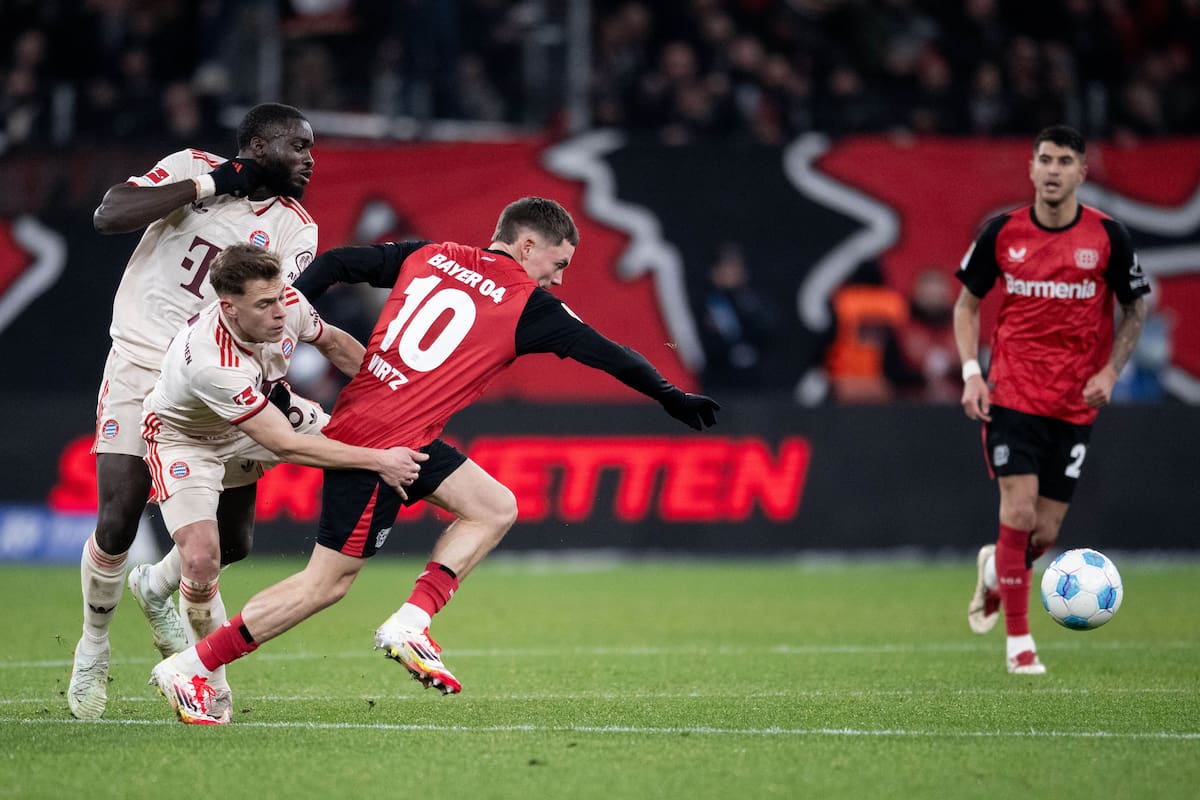 LEVERKUSEN (Germany), 15/02/2025.- Florian Wirtz (R) of Bayer Leverkusen in action against Joshua Kimmich (C) and Dayot Upamecano (L) of Bayern during the German Bundesliga soccer match between Bayer 04 Leverkusen and Bayern Munich in Leverkusen, Germany, 15 February 2025. (Alemania) EFE/EPA/FABIAN STRAUCH CONDITIONS - ATTENTION: The DFL regulations prohibit any use of photographs as image sequences and/or quasi-video.