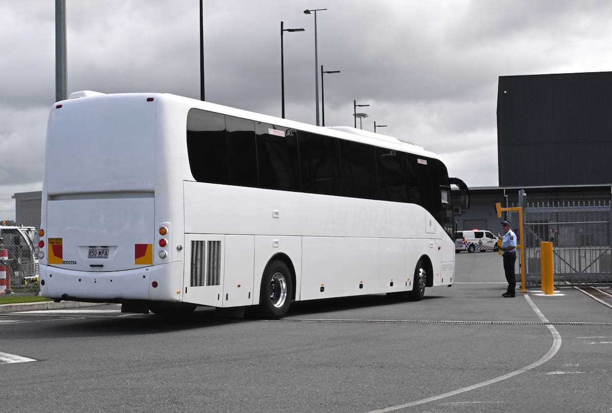 El autobus donde viajan las jugadoras de la selección iraní de fútbol a la salida del hotal donde se alojaban. //Foto, EFE: DAVE HUNT