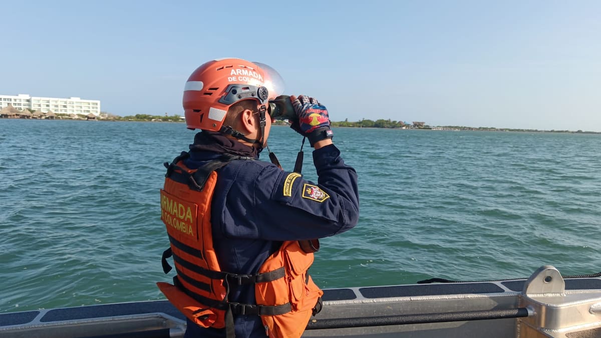 Unidades de Guardacostas de la Armada Nacional adelantan labores de búsqueda para localizar al turista desaparecido tras el volcamiento de una moto acuática en aguas del Atlántico. //FOTO: ARMADA DE COLOMBIA.
