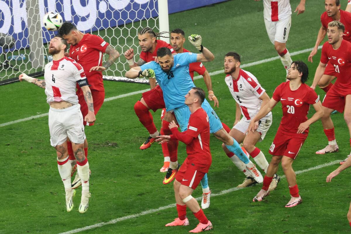 El portero Giorgi Mamardashvili (4-L) de Georgia en acción durante el partido de fútbol del grupo F de la UEFA EURO 2024 entre Turquía y Georgia, en Dortmund, Alemania, el 18 de junio de 2024. //EFE