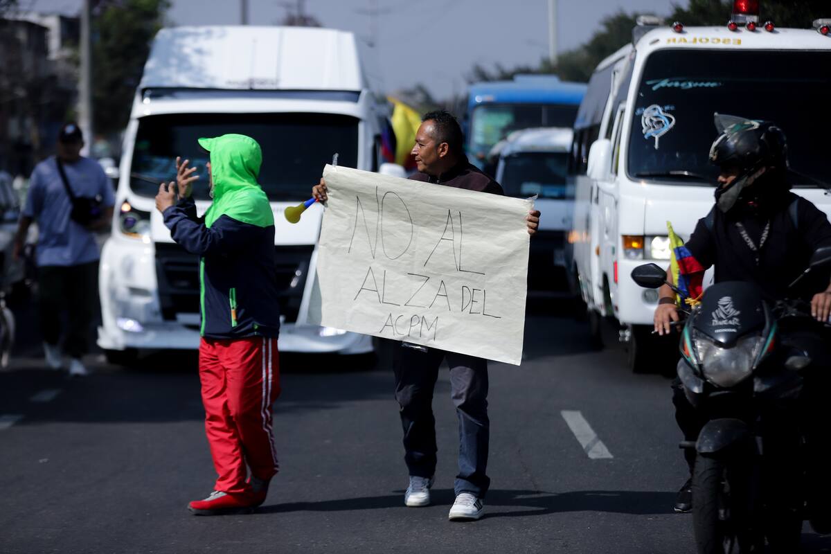 Conductores de buses y de motocicletas también se unieron al paro camionero, el pasado 4 de septiembre. // Foto: Colprensa.