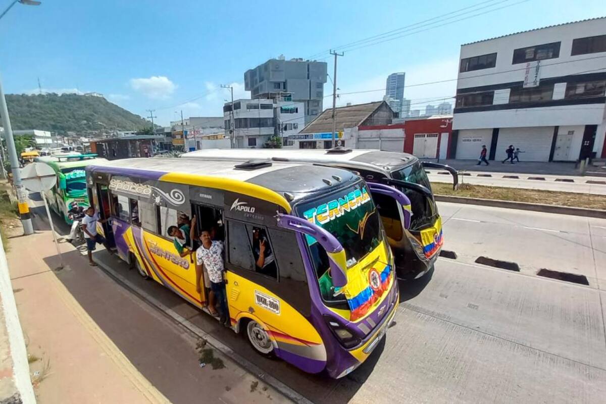 “Que nos dejen trabajar”: protesta de conductores de buses de Olaya y Ternera