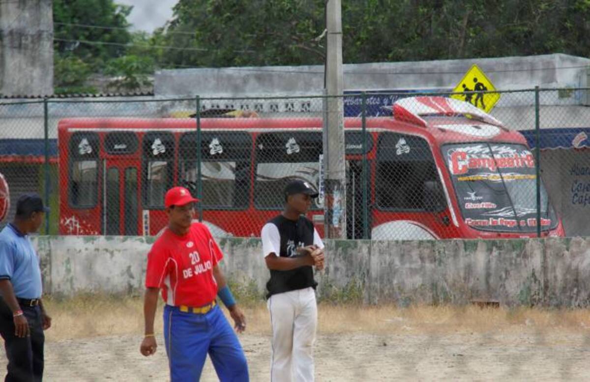Las busetas de la nueva ruta saldrán de San Francisco, cerca del escenario polideportivo de este barrio. Ayer varios conductores de la nueva ruta hicieron una caravana para informar a los residentes de la zona sobre la alternativa de transporte que tendrán próximamente.. KAILLINE GIRALDO - EL UNIVERSAL