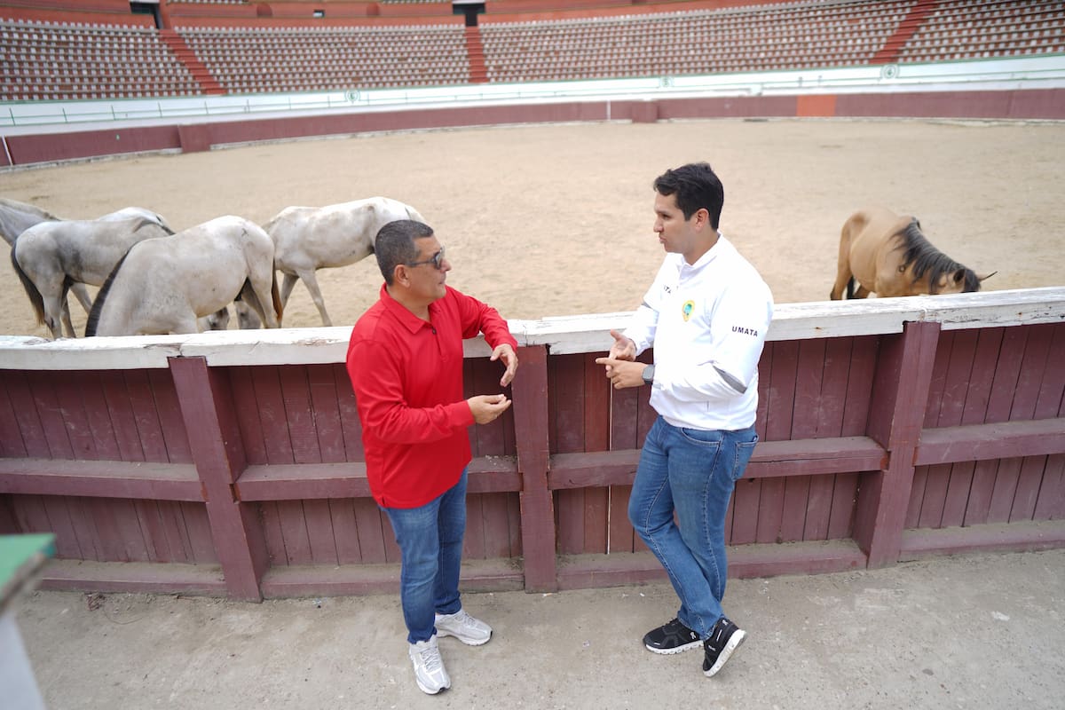 El alcalde de Cartagena, Dumek Turbay Paz, junto con el director de la Unidad Municipal de Asistencia Técnica Agropecuaria (Umata), Adolfo Pérez, lideraron la nueva jornada de adopción de los antiguos caballos cocheros. // Foto: Cortesía - Alcaldía de Cartagena.