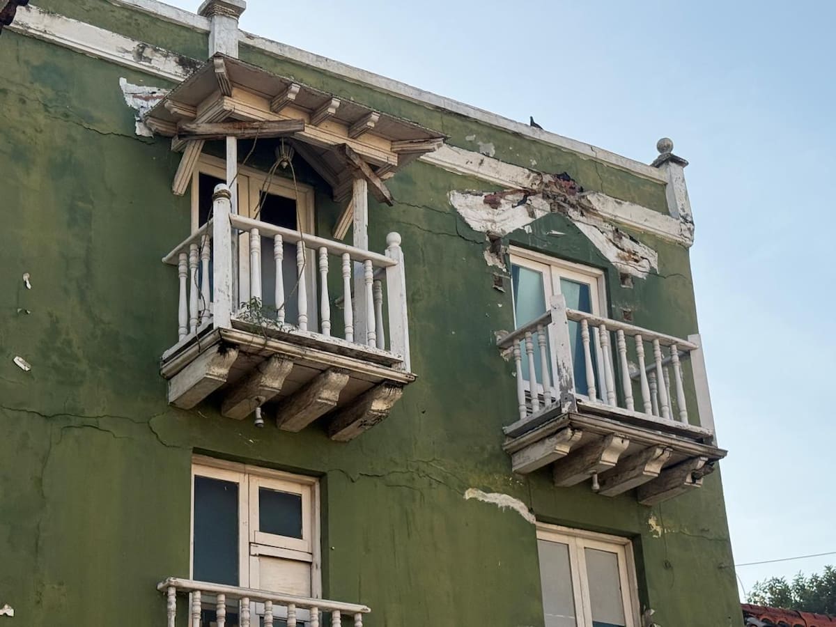 Cae balcón sobre un carro en Getsemaní y causa daños materiales. // Foto: cortesía DATT