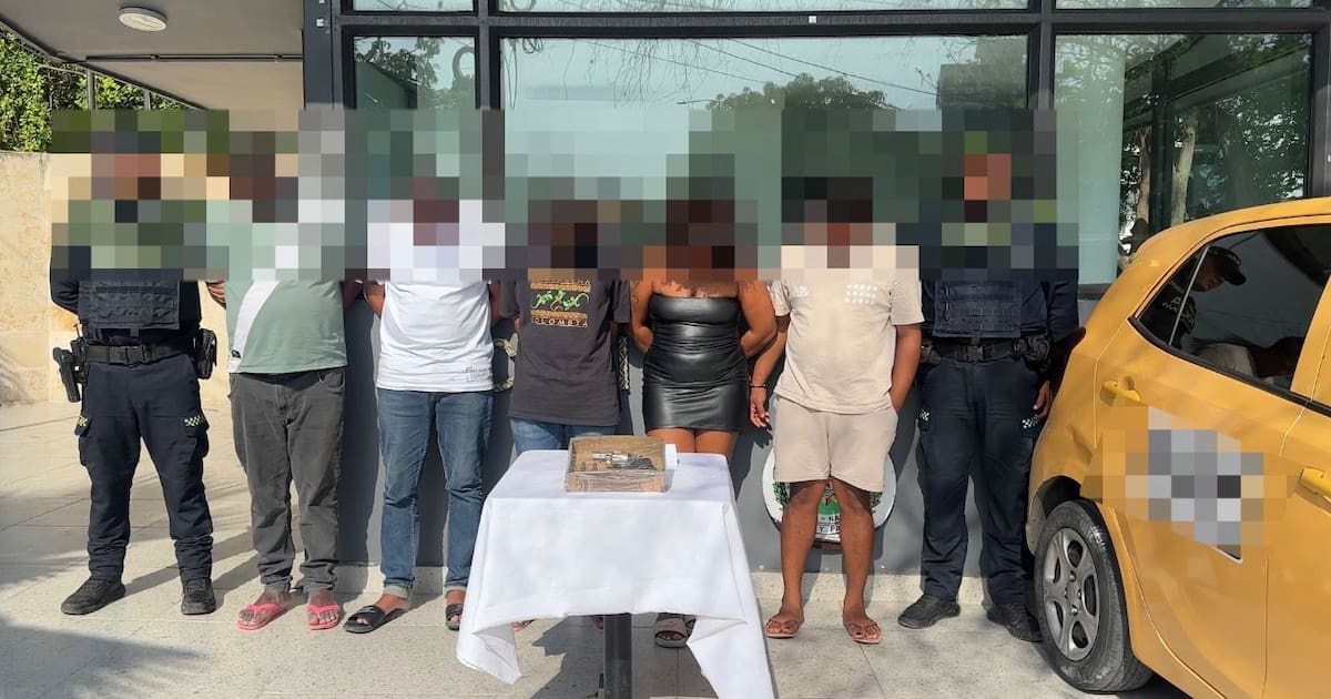 Caen cinco sujetos a bordo de un vehículo de servicio público con un revólver
.