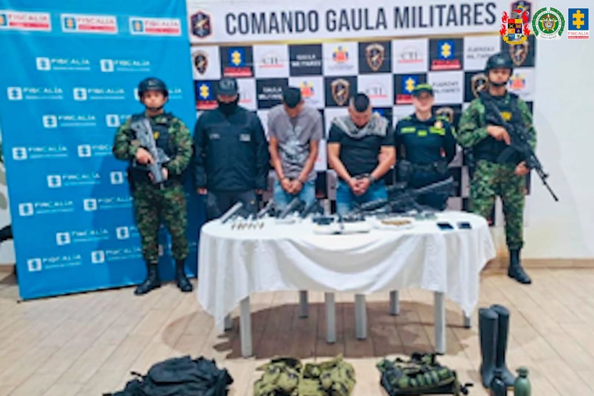 Caen dos hombres con fusil, silenciador y material militar ilegal en allanamientos
