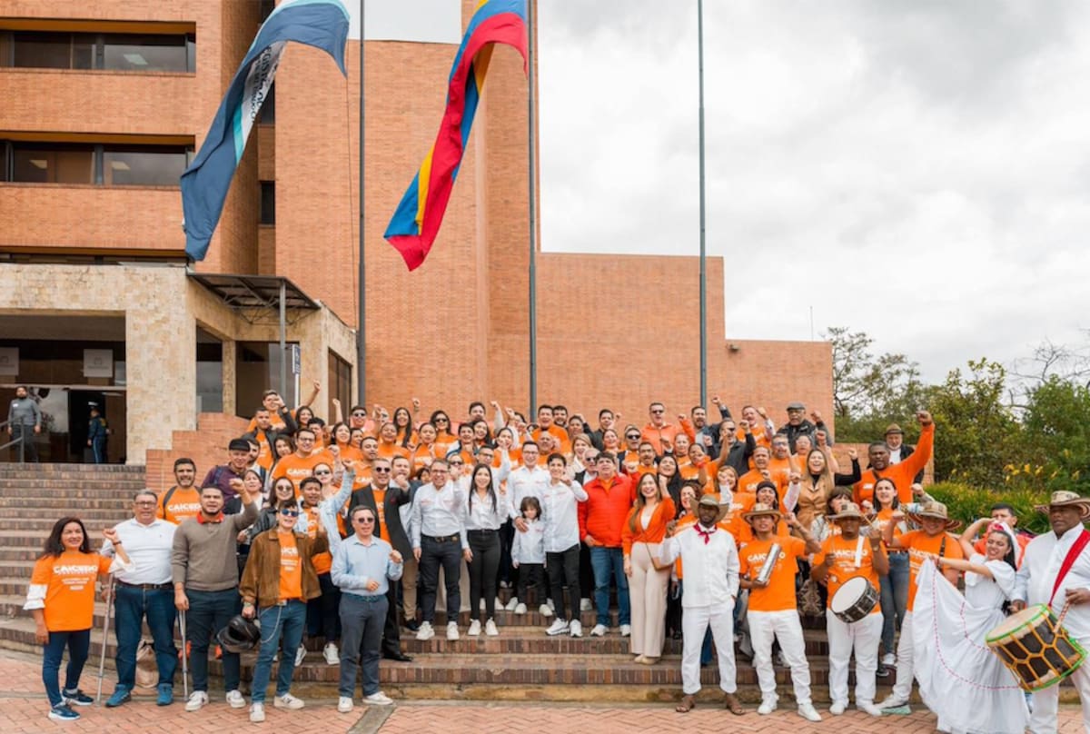 Muchos ciudadanos acompañaron a Carlos Caicedo a la inscripción ante la Registraduría Nacional del Estado Civil del Grupo Significativo de Ciudadanos “Caicedo presidente”.//Cortesía.