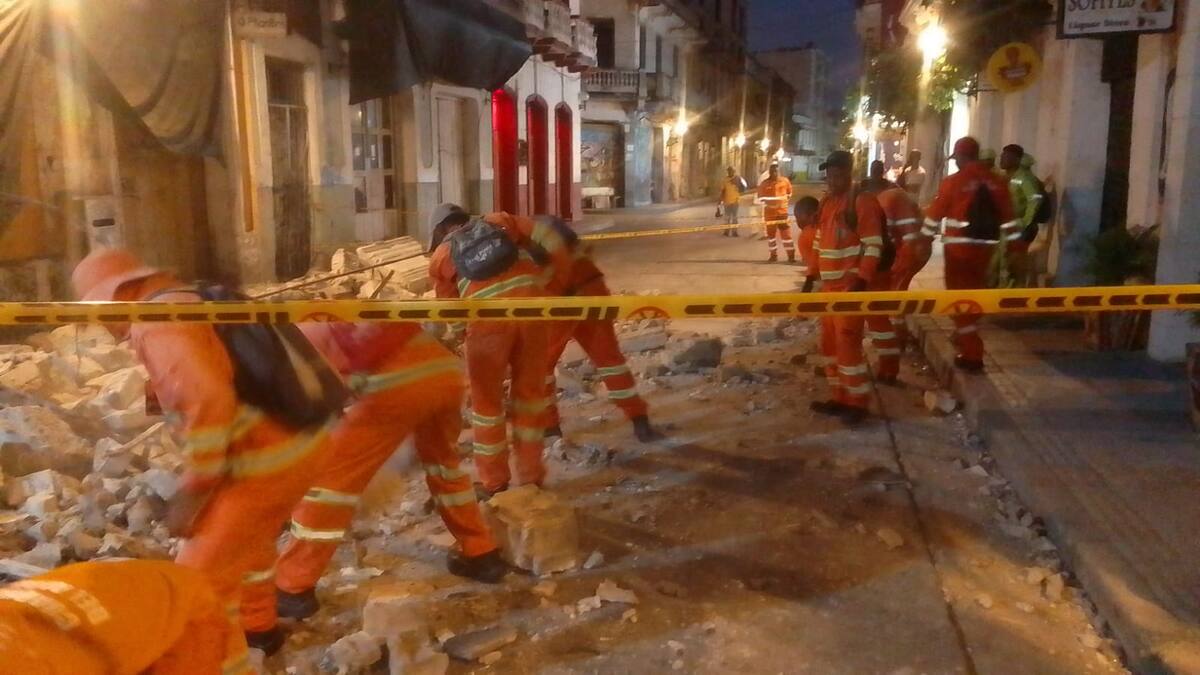 Alcaldía atendió emergencia por caída de balcón en el Centro Histórico. //Foto: Cortesía