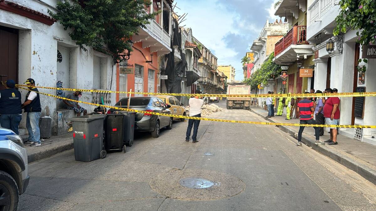Las autoridades atendieron la emergencia por un balcón desplomado en el Centro Histórico de Cartagena. //Foto: Cortesía