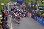 Video: la masiva caída en la primer etapa del Giro de Italia ¡Caos total!