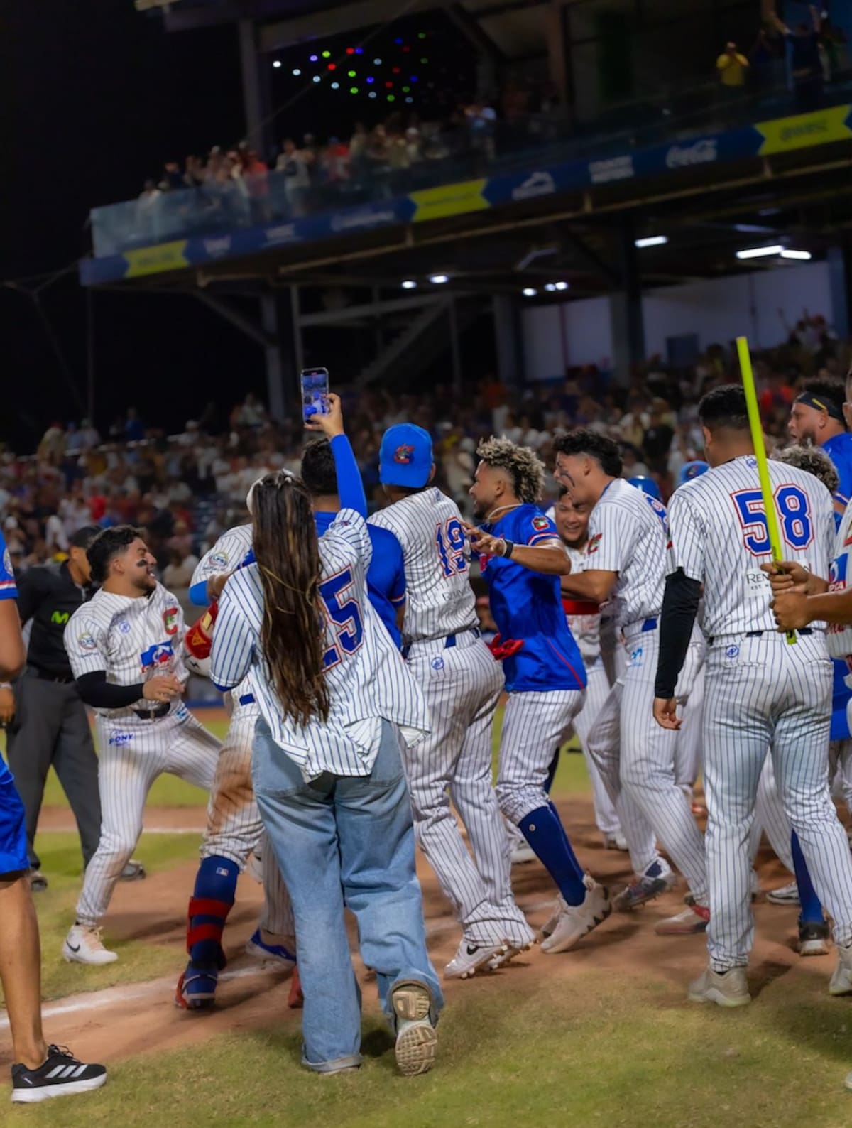 Peloteros de Caimanes de Barranquilla festejan el triunfo ante Tigres de cartagena en el primer juego del playoffs del béisbol Colombiano.//Cortesía Caimanes de Barranquilla.