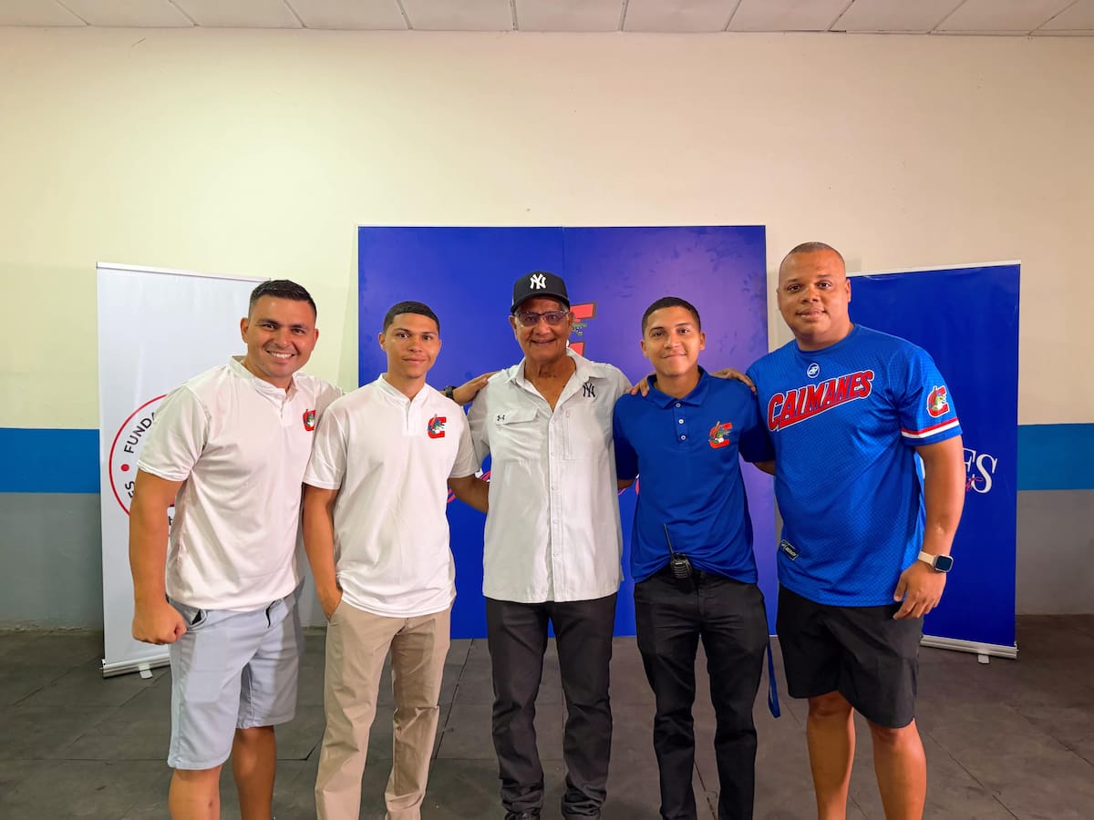 Directivos de Caimanes de Barranquilla le hicieron un reconocimiento al scout de los Yankees de Nueva York Luis 'Mello' Sierra.//CORTESÍA