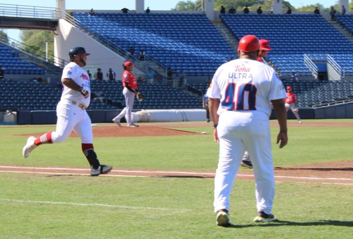 Acciones del partido entre Caimanes y Panamá en la Serie de Las Américas.//X