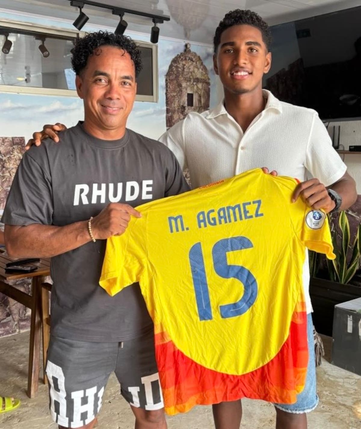 Miguel Agámez, recientemente le entregó a Henry Calderón la camiseta con la que jugó con la selección Colombia. //CORTESÍA