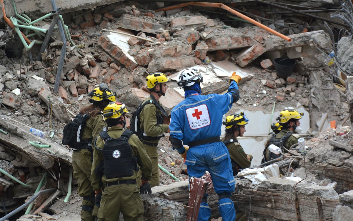 AME9740. CALI (COLOMBIA), 16/08/2026.- Rescatistas del Comando de Defensa Civil israelí realizan este domingo labores de búsqueda en los escombros del edificio Torres del Limonar, destruido por el terremoto del pasado lunes, en Cali (Colombia). Una semana después, decenas de rescatistas de varios países trabajan sin descanso para tratar de recuperar los cuerpos de las personas que murieron bajo toneladas de escombros. EFE/ Mario Baos