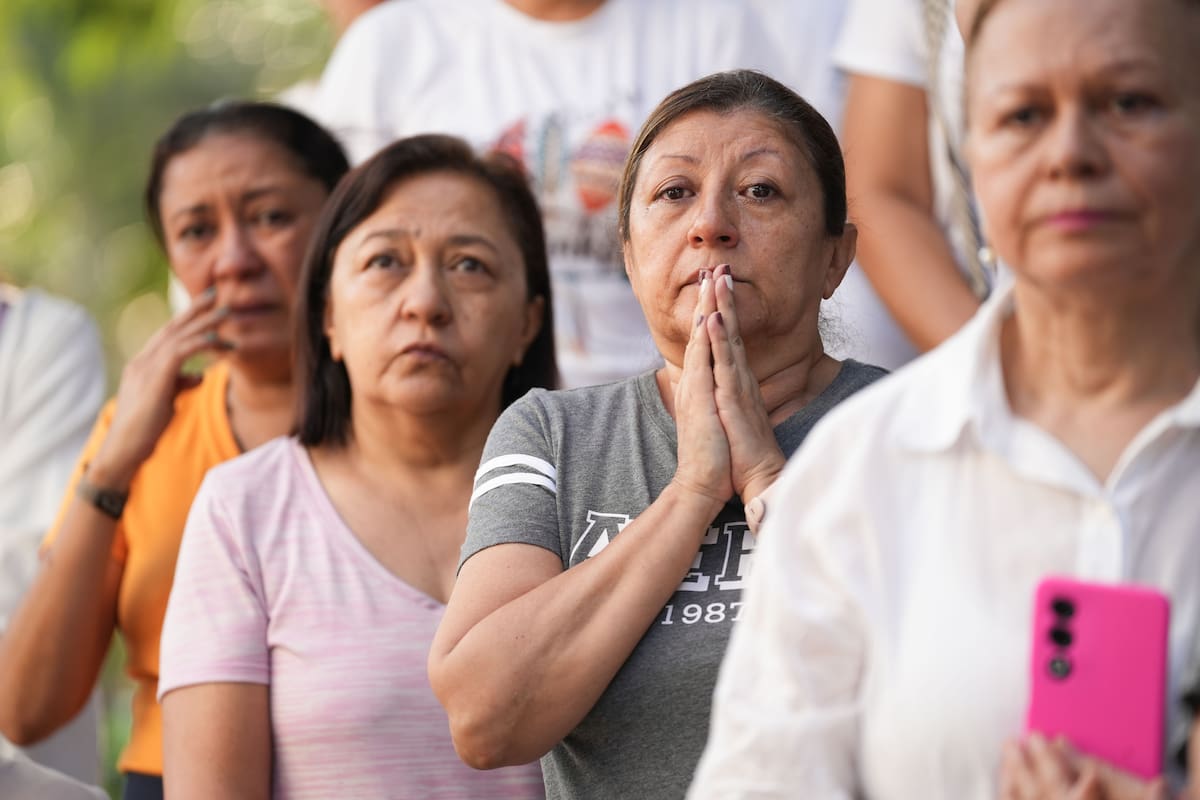 Personas participan en un homenaje al cumplirse un mes del terremoto de magnitud 7.4 que azotó el suroccidente de Colombia. // Foto: EFE/ Ernesto Guzmán.